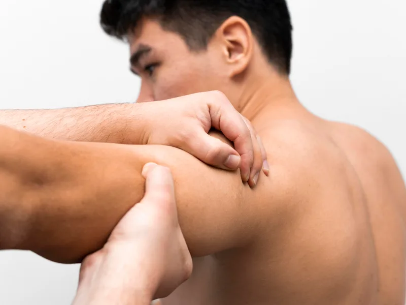 Essential Life Chiropractic treating shoulder pain in Freehold